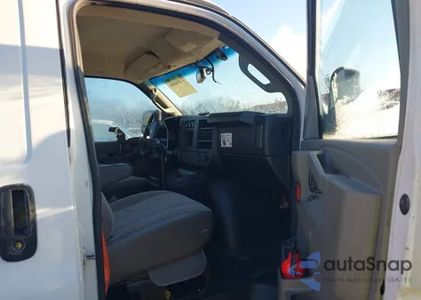 2017 Chevrolet Express 2500 Work Van z USA, uszkodzony, nr VIN 1GCWGAF12H1321507